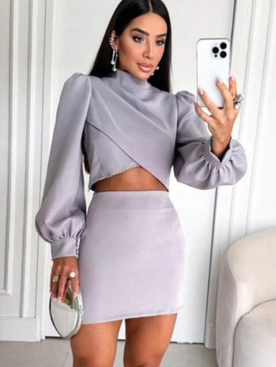 Modern Women's Set With Cropped Top With Puffed Sleeves And High Collar, With Asymmetrical Detail That Highlights The Waist, Tight High-Waisted Skirt That Enhances The Curves. Perfect Look For Occasions When You Want To Dare With Elegance. - 灰色 - 查看 1
