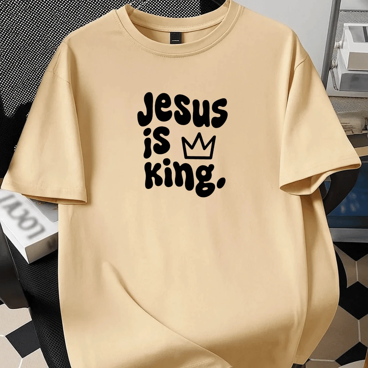 Camiseta Plus Size Masculina Estampada Jesus is King Cristã Estilosa Confortável Manga Curta Verão 100% Algodão - Bege - Visão 1
