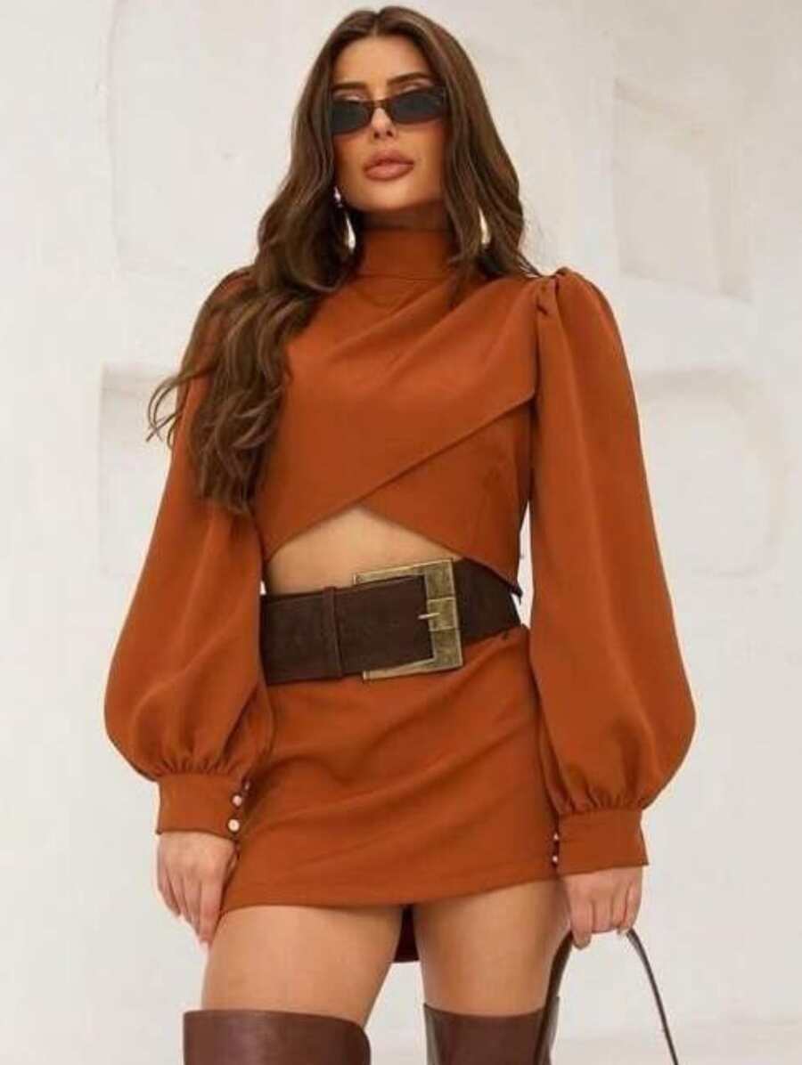Modern Women's Set With Cropped Top With Puffed Sleeves And High Collar, With Asymmetrical Detail That Highlights The Waist, Tight High-Waisted Skirt That Enhances The Curves. Perfect Look For Occasions When You Want To Dare With Elegance. - 鏽棕色 - 查看 1