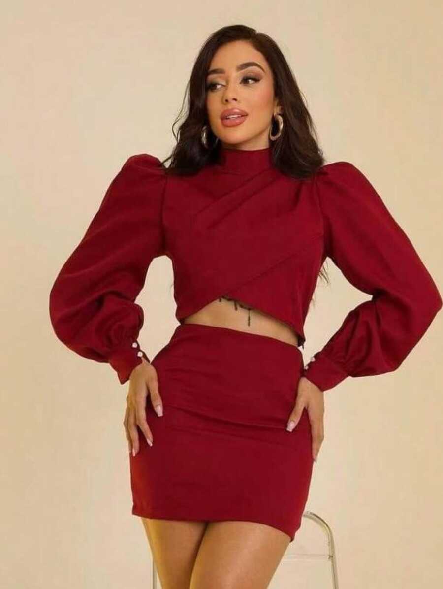 Modern Women's Set With Cropped Top With Puffed Sleeves And High Collar, With Asymmetrical Detail That Highlights The Waist, Tight High-Waisted Skirt That Enhances The Curves. Perfect Look For Occasions When You Want To Dare With Elegance. - 紅木色 - 查看 1