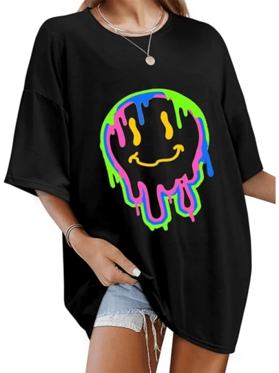 Cara Sonriente Derretida Con Colores Vibrantes En Tono Neon Que Evoca Alegria Y Un Estilo Distendido Camiseta De Mujer Casual Para Un Look Juvenil Y Lleno De Energia