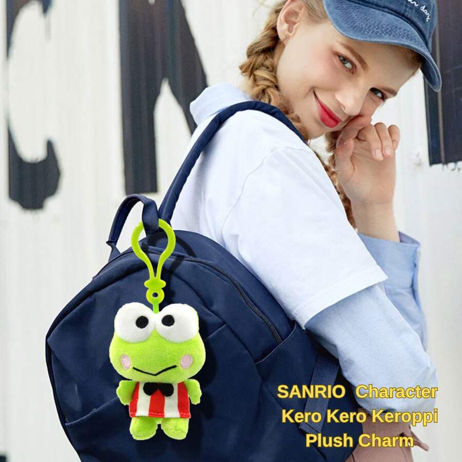 SANRIO 卡通青蛙毛绒挂件 – 官方授权可爱青蛙毛绒钥匙扣，可挂在背包、钱包、手提包或旅行包上 – 柔软迷你毛绒吊坠，高 8 厘米/3.15 英寸 – 可爱的卡通毛绒玩具，适合日常使用、礼品交换和展示 – 生日礼物的完美之选