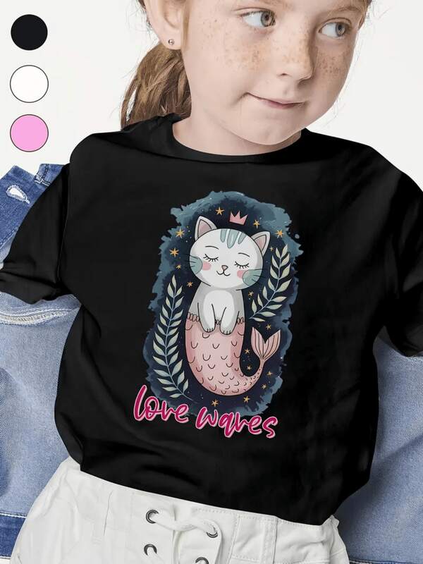 En la camiseta se aprecia un adorable gato con cola de sirena coronado y rodeado de estrellas sobre un fondo azul camiseta para niña prenda ideal para lucir con alegría 100% algodón