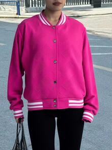 Chaqueta de Béisbol para Mujeres - Estilo Vintage Americano y Moda Urbana, Corto y Adelgazante, Disponible en Negro, Rosa y Fucsia, Fabricada en Tejido Cómodo y de Alta Calidad, Ideal para Primavera y Otoño, Opción versátil para Oficina y Ocio, Con Detalles Refinados y Diseño a Rayas Multicolores. - Rosa Fucsia - Ver 3