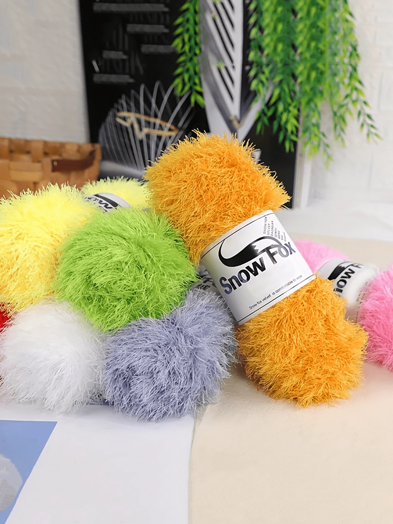 人造毛皮纱线，粗线，手工编织睫毛纱线，仿貂毛花式纱线，厚羊毛手工编织纱线，柔软纱线，DIY钩编纱线，适用于衣服、帽子、围巾、毯子，舒适蓬松的毛皮纱线，毛绒纱线，手工钩编爱好者，母亲节礼物，生日装饰