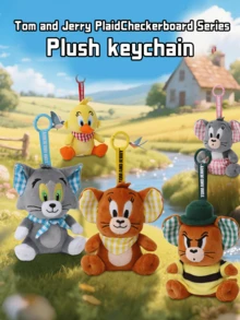 汤姆和杰瑞格子系列杰瑞老鼠毛绒钥匙扣 - 棕色毛绒材质，格子图案内耳，三角形围巾装饰，印有“TOM AND JERRY”字样的黄色圆环，尺寸小巧，仅10厘米，材质柔软耐用，是汤姆和杰瑞粉丝、古怪毛绒玩偶收藏家以及任何寻求奇趣日常配饰的人的理想之选。 - 湯姆貓與傑利鼠格仔系列-毛絨掛件-傑利鼠 - 查看 9