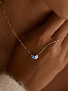 心形诞生石项链，简约优雅，采用金色不锈钢材质，适合女性佩戴，是周年纪念日、生日、圣诞节的理想礼物，也是送给母亲的完美之选。