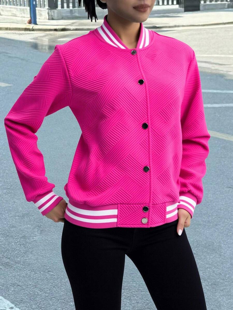 Chaqueta de Béisbol para Mujeres - Estilo Vintage Americano y Moda Urbana, Corto y Adelgazante, Disponible en Negro, Rosa y Fucsia, Fabricada en Tejido Cómodo y de Alta Calidad, Ideal para Primavera y Otoño, Opción versátil para Oficina y Ocio, Con Detalles Refinados y Diseño a Rayas Multicolores. - Rosa Fucsia - Ver 1
