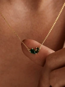 心形诞生石项链，简约优雅，采用金色不锈钢材质，适合女性佩戴，是周年纪念日、生日、圣诞节的理想礼物，也是送给母亲的完美之选。