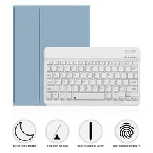 【无线键盘保护套】这款无线蓝牙键盘保护套兼容 iPad Air 1/Air 2/Air 3/Air 4/Air 5/6、iPad 5/6/7/8/9/10/11 代、iPad Pro 12.9 英寸（2020/2021/2022 款）、iPad Pro 11 英寸（2018/2020/2021/2022 款），以及 Galaxy Tab 和 Redmi Pad SE。它采用柔软的 TPU 背壳、磁吸式可拆卸设计，并设有手写笔插槽。