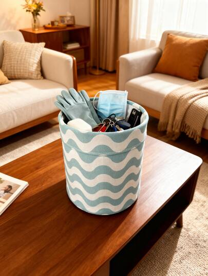 1个蓝白波浪纹涤纶收纳篮，白色内衬，用于整理衣物和杂物，适用于卧室/客厅/书房，尺寸25*25*25厘米，耐磨易清洁