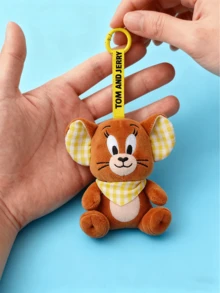 汤姆和杰瑞格子系列杰瑞老鼠毛绒钥匙扣 - 棕色毛绒材质，格子图案内耳，三角形围巾装饰，印有“TOM AND JERRY”字样的黄色圆环，尺寸小巧，仅10厘米，材质柔软耐用，是汤姆和杰瑞粉丝、古怪毛绒玩偶收藏家以及任何寻求奇趣日常配饰的人的理想之选。 - 湯姆貓與傑利鼠格仔系列-毛絨掛件-傑利鼠 - 查看 6
