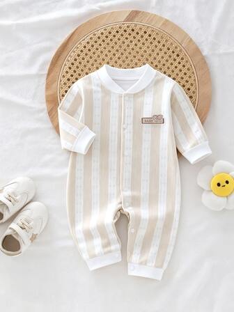 Nyfödd baby randig minimalistisk engelsk bokstav broderad framknappssparkdräkt, spädbarnsjumpsuit med lång ärm