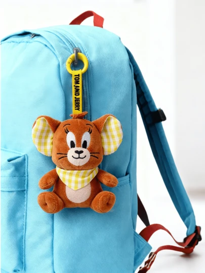 汤姆和杰瑞格子系列杰瑞老鼠毛绒钥匙扣 - 棕色毛绒材质，格子图案内耳，三角形围巾装饰，印有“TOM AND JERRY”字样的黄色圆环，尺寸小巧，仅10厘米，材质柔软耐用，是汤姆和杰瑞粉丝、古怪毛绒玩偶收藏家以及任何寻求奇趣日常配饰的人的理想之选。