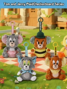 汤姆和杰瑞格子系列杰瑞老鼠毛绒钥匙扣 - 棕色毛绒材质，格子图案内耳，三角形围巾装饰，印有“TOM AND JERRY”字样的黄色圆环，尺寸小巧，仅10厘米，材质柔软耐用，是汤姆和杰瑞粉丝、古怪毛绒玩偶收藏家以及任何寻求奇趣日常配饰的人的理想之选。 - 湯姆貓與傑利鼠格仔系列-毛絨掛件-傑利鼠 - 查看 8