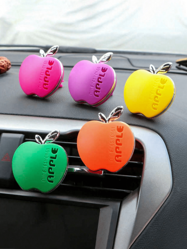 Un difusor de fragancia para coche con forma de manzana de colores múltiples que tiene un aroma floral fresco, con clips de ventilación decorativos y hojas de fragancia complementarias. Perfecto para realzar el interior de tu coche, su distintivo diseño de manzana permanece vibrante y duradero.