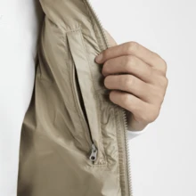 Chaqueta deportiva acolchada Nike AS M NK SF WR 650-D FLD VEST para hombres FB8184-248