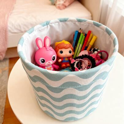 1 Giỏ đựng đồ bằng polyester họa tiết sóng xanh trắng có lớp lót màu trắng, dùng để đựng quần áo và đồ lặt vặt, thích hợp cho phòng ngủ/phòng khách/phòng học, kích thước 25*25*25cm, chống mài mòn và dễ vệ sinh