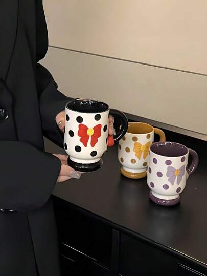 1个波点撞色蝴蝶结陶瓷马克杯，ins风法式波点蝴蝶牛奶咖啡杯，复古少女早餐饮料杯，送给女性朋友的高品质礼物，适合餐厅、客厅等场合。