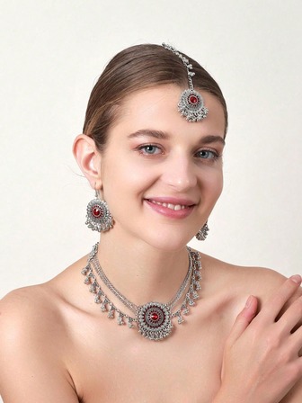 2024 New 4pcs/Set Exquisite Bohemian Style Women's Jewelry Set Including 1pc Silver Zinc Alloy Material Layered Chain Necklace With Faux Pearl Design, 1 Pair  Style Inlaid Red/White/Green Glass Rhinestone Earrings, 1pc Bollywood Style Head Chain. Suitable For Women's Daily Wear Or As Gift For Christmas And Other Occasions.