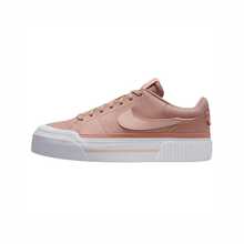Nike Court Legacy Lift Women's Platform Sneakers - Retro Tennis Shoes With Pillowed Comfort For Street Style - Partikelrosa/Tvättad korall/Roséguld - Visa 2