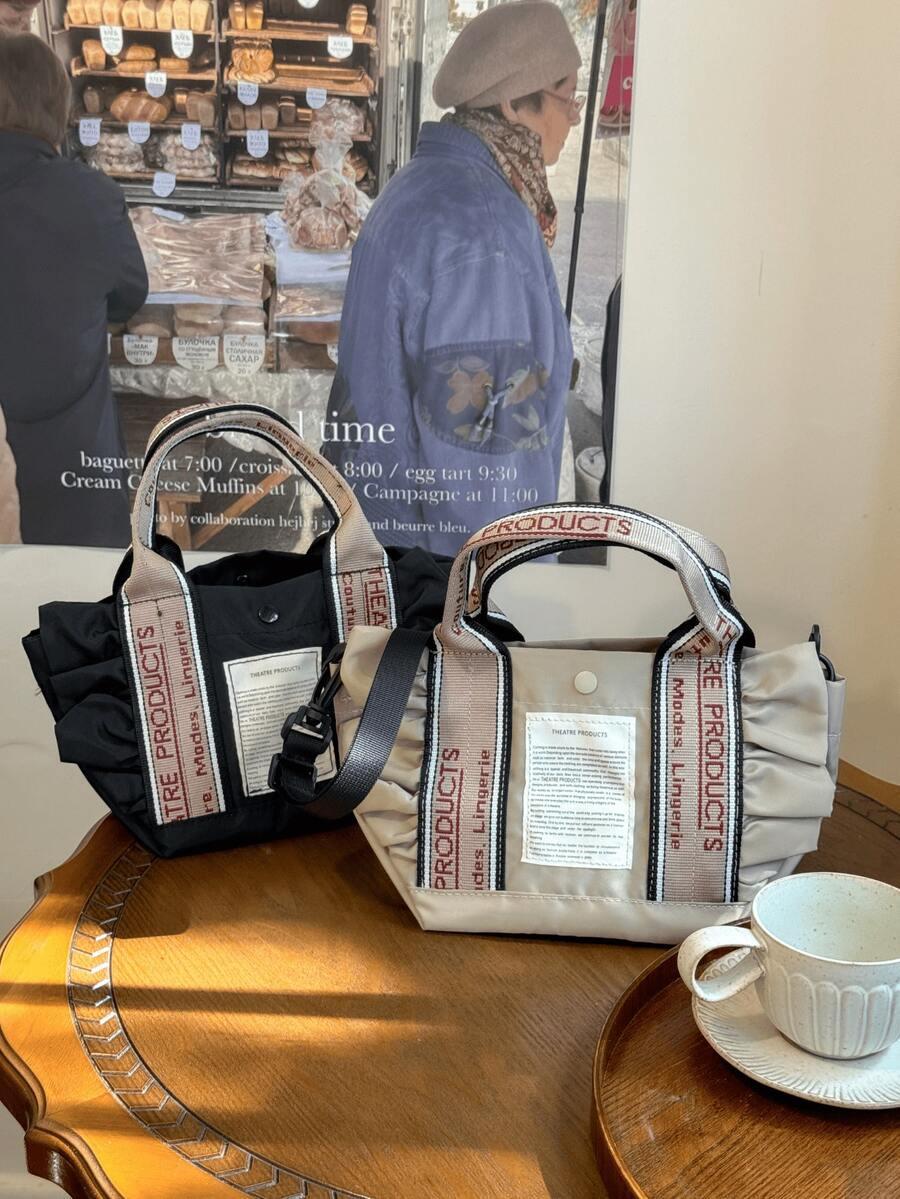 女士手提包，采用中国风刺绣和提花工艺，轻巧便携，配有手机袋，时尚拼接设计，饰有荷叶边，肩带可调节，适合购物、休闲、通勤、节日聚会等各种场合，也是馈赠佳品。 - 查看 1