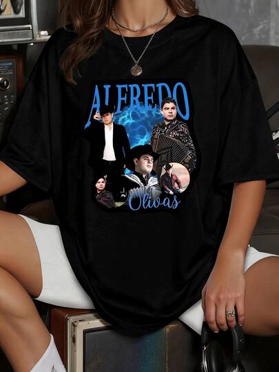 Vibrante retrato del carismático Alfredo Olivas icono de la música regional mexicana con su acordeón y sombrero vaquero sobre un fondo de nubes azules para sus fieles seguidoras Camiseta de mujer 100% algodón