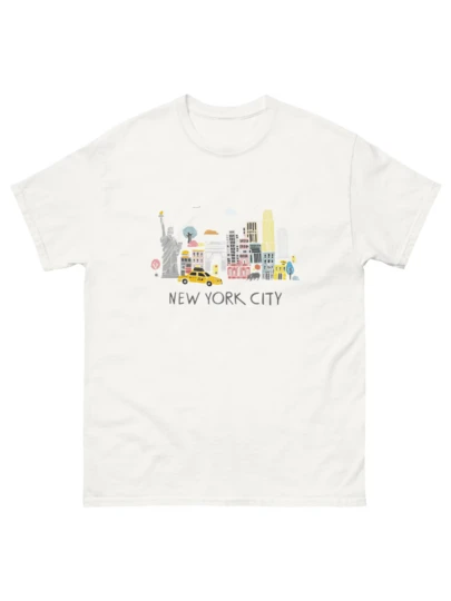 Escena Urbana De Nueva York Con Taxi Amarillo Estatua De La Libertad Y Edificios Emblemáticos Camiseta De Mujer Con Diseño Casual Y Moderno Que Captura La Esencia De La Gran Manzana