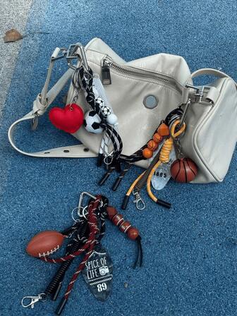 1个Y2K绳编包挂饰，运动主题钥匙扣包挂件，篮球、足球、橄榄球钥匙扣，户外旅行时尚配饰。圣诞节礼物，时尚百搭，适合青少年女孩、女性、大学生、教师、白领、新人及白领，可作礼物、配饰、装饰品、汽车配件、女士钥匙链挂饰、返校用品、教师节礼物。