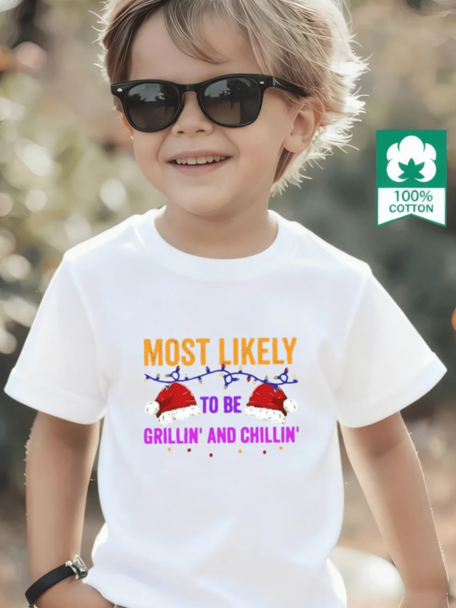 Esta nueva y elegante camiseta de manga corta 100 % algodón para niño luce un estampado navideño. Esta camiseta holgada, informal y versátil está confeccionada con un tejido suave y agradable para la piel de tu bebé. Ya sea para una reunión familiar, un evento escolar o una salida de juegos al aire libre, esta camiseta permite que tu hijo se mueva con libertad y comodidad. - Blanco - Ver 1