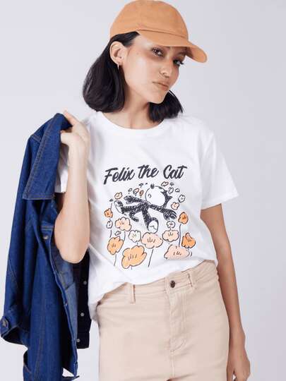 Félix El Gato Aventurero Rodeado De Flores En Un Estilo Vintage Que Evoca La Nostalgia Y La Alegría Camiseta De Mujer Con Un Toque De Humor Y Originalidad Para Un Look Casual Chic Y Lleno De Personalidad