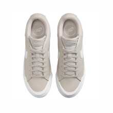 Nike Court Legacy Lift Women's Platform Sneakers - Retro Tennis Shoes With Pillowed Comfort For Street Style - White/Phantom/Lt Orewood Brown - 查看 4