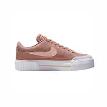 Nike Court Legacy Lift Women's Platform Sneakers - Retro Tennis Shoes With Pillowed Comfort For Street Style - Partikelrosa/Tvättad korall/Roséguld - Visa 1