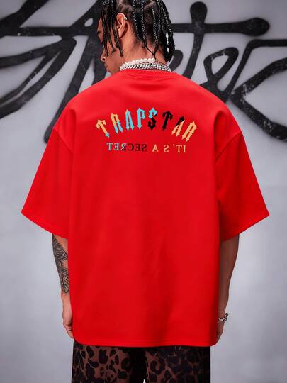 El estampado TRAPSTAR encarna la esencia urbana y audaz. 'IT'S A SECRET' añade un aura de misterio y exclusividad para el hombre auténtico. camiseta de hombre 220g