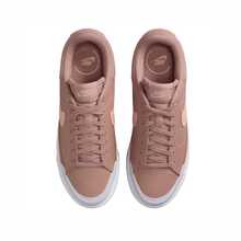 Nike Court Legacy Lift Women's Platform Sneakers - Retro Tennis Shoes With Pillowed Comfort For Street Style - Partikelrosa/Tvättad korall/Roséguld - Visa 4