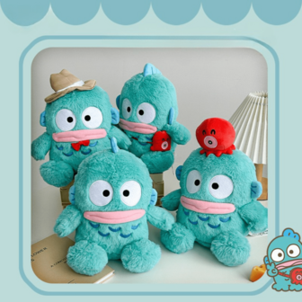 Sanrio 官方授权三丽鸥Hangyodon毛绒玩具 – 26-27厘米/10.2-10.6英寸柔软填充玩偶系列，包含经典款、章鱼帽款、红色领结款和软呢帽款 – 高品质角色毛绒玩具，适合卧室、沙发、办公室或家居装饰 – 粉丝和三丽鸥爱好者的收藏级毛绒礼物 – 生日、情人节的理想礼物