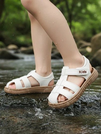 HAHABOBO 白色新款时尚儿童凉鞋 - 纯色条纹图案，时尚简约，日常百搭，优雅大方，适合男孩、女孩和幼儿穿着。舒适柔软，平底轻便，设计时尚，适合户外散步、通勤、上学、海滩、花园等各种场合，也可作拖鞋穿着；完美适用于夏季、秋季及所有季节。