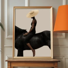 1 pieza Póster de arte moderno de pared, Impresión de arte abstracto moderno en lienzo, Póster de mujer montando, Mujer con gorro de punto montando un caballo negro, Arte elegante, Enmarcado o sin enmarcar, Decoración de habitación, Decoración del hogar, Decoración de dormitorio universitario, Regalos para decoración de paredes en hotel, hogar, regalo ideal de inauguración de la casa, sala de estar, dormitorio, baño y oficina