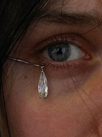 1 pieza Pendientes con decoración de cristal de lágrima en la cara, accesorio colgante de lágrima de sirena para mujeres