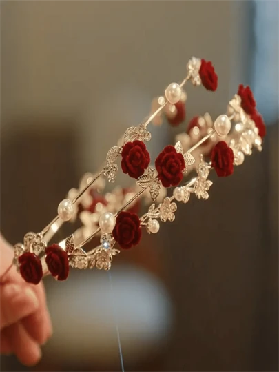 1个红色玫瑰复古发箍，女孩锌合金配饰，浪漫装饰，适合日常佩戴、上学、生日、派对、节日、旅行，时尚发饰，精致花朵造型，情人节、圣诞节、感恩节礼物的最佳选择