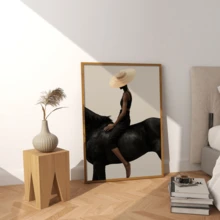 1 pieza Póster de arte moderno de pared, Impresión de arte abstracto moderno en lienzo, Póster de mujer montando, Mujer con gorro de punto montando un caballo negro, Arte elegante, Enmarcado o sin enmarcar, Decoración de habitación, Decoración del hogar, Decoración de dormitorio universitario, Regalos para decoración de paredes en hotel, hogar, regalo ideal de inauguración de la casa, sala de estar, dormitorio, baño y oficina