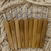 Set de 9 cârlige de croșetat cu mâner din bambus, ace de croșetat cu cap metalic pentru începători, instrumente de tricotat, dimensiuni asortate, ușor de înfilat, netede și antiaderente - Multicolor - Vizualizare 5