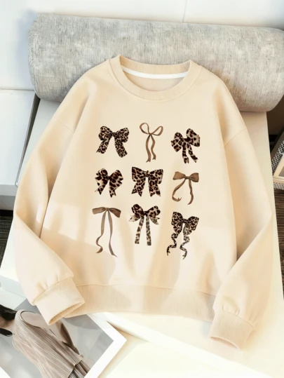 少女豹纹蝴蝶结印花圆领卫衣（宽松版型），休闲舒适，秋冬时尚可爱。柔软可机洗，休闲时尚，适合旅行、聚会和校园穿着。也适合上学、度假和购物。