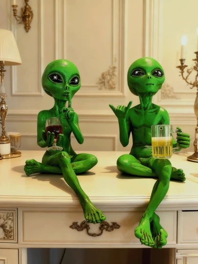 2025年趣味外星人艺术品，外星人雕像喝啤酒，外星人树脂工艺品，卧室趣味桌面装饰品