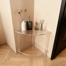 透明亚克力三角形多层置物架，可用作卧室床头柜、沙发边桌、客厅小茶几，时尚美观，可用于摆放香水和装饰品，易于组装和清洁。