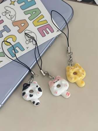 1个猫咪手机挂饰，美观可爱，手工制作，可悬挂于手机、相机、平板电脑、包包等处装饰。