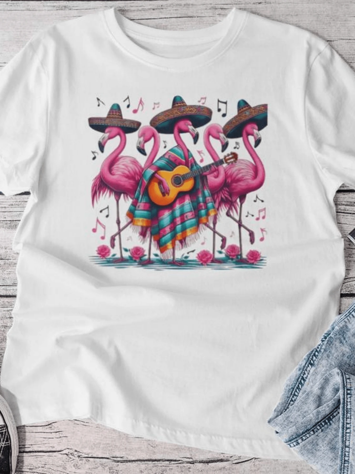 Camiseta de mujer con banda musical de flamencos, estampado de sombrero mexicano y guitarra, diseño de poncho colorido, camiseta informal holgada de manga corta para verano, top con estampado de animales adorables. - Blanco - Ver 1