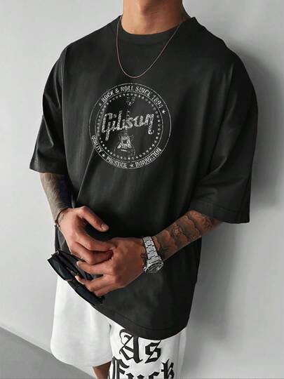 Gráfico central con guitarra eléctrica y texto Gibson rodeado de estrellas que evocan la tradición del rock and roll desde 1894 transmitiendo calidad prestigio e innovación camiseta de hombre 100% algodón