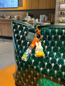 。 Makes a Perfect Present for Children & Teens, Adorable Decor for Your Keys or Bag, High-Quality Stuffed Toy, Easy to Attach with Metal Clip - 蘋果 - 查看 3