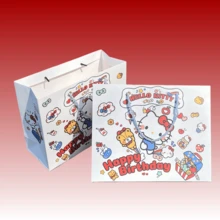 Sanrio 1 PIEZA Bolsa de regalo de papel kraft de gran capacidad con diseño de dibujos animados de Sanrio Katie Cat para decoración de cumpleaños u otras festividades. La bolsa de compras portátil puede presentar una impresión de color ligeramente desigual y unas pequeñas manchas, lo cual es normal en un producto de papel.